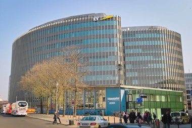 Berlin, Almanya, 8 Nisan 2019: Ernst Young GmbH modern binası Berlin, Almanya