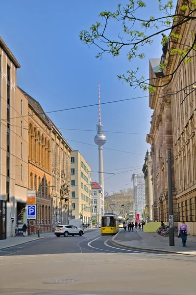 Berlim Alemanha Abril 2019 Ruas Berlim Transeuntes Bonde Carro Torre — Fotografia de Stock