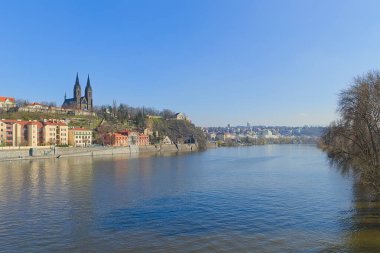 Prag, Çek Cumhuriyeti, 23 Mart 2019: Vltava Nehri, Aziz Peter ve Paul Bazilikası, bir tepenin üzerinde, Prag, Vysehrad