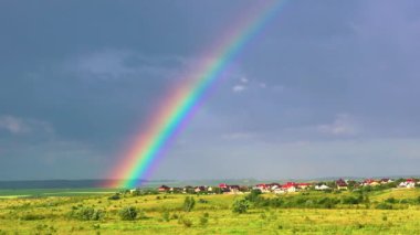 Gökkuşağının inanılmaz renkli renkleri çayırdan gökyüzüne yükseliyor.