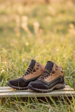 Kahverengi Yürüyüş Botları Altın Saatte Doğada