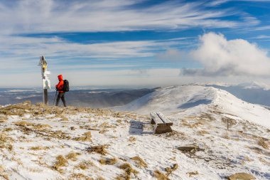 Poonina Caryska 'nın Kış Tepesinde Yalnız Yürüyüşçü