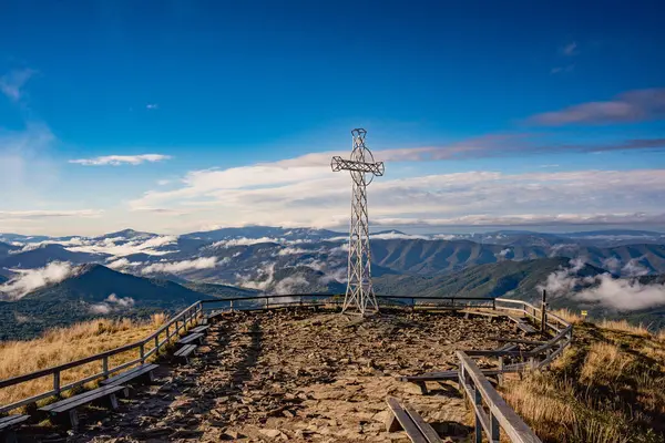 Bieszczady 'deki Tarnica Zirvesi Kıtır Sonbahar Sabahı Haç ve Açık Mavi Gökyüzü