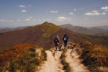 Chatka Puchatka ve Seyahat Turistleri ile Polonina Carynska ve Wetlinska manzarası