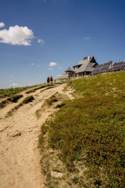 Chatka Puchatka ve Seyahat Turistleri ile Polonina Carynska ve Wetlinska manzarası