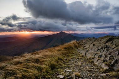 Wetlinska Çayırı 'ndan Carynska Çayırı' nda Gün Doğumu Efsanesi