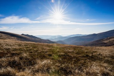 Tarnica, Halicz, Rozsypaniec, Bukowe Berdo, Poonina Wetliska ve Ukrayna Bieszczady 'nin açık mavi gökyüzü altındaki manzaralarının yer aldığı Bieszczady' deki bir yürüyüş döngüsünden sonbahar manzaraları