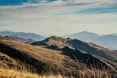 Tarnica, Halicz, Rozsypaniec, Bukowe Berdo, Poonina Wetliska ve Ukrayna Bieszczady 'nin açık mavi gökyüzü altındaki manzaralarının yer aldığı Bieszczady' deki bir yürüyüş döngüsünden sonbahar manzaraları