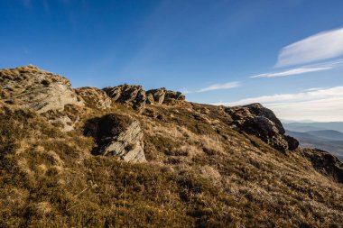Tarnica, Halicz, Rozsypaniec, Bukowe Berdo, Poonina Wetliska ve Ukrayna Bieszczady 'nin açık mavi gökyüzü altındaki manzaralarının yer aldığı Bieszczady' deki bir yürüyüş döngüsünden sonbahar manzaraları