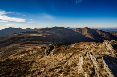 Tarnica, Halicz, Rozsypaniec, Bukowe Berdo, Poonina Wetliska ve Ukrayna Bieszczady 'nin açık mavi gökyüzü altındaki manzaralarının yer aldığı Bieszczady' deki bir yürüyüş döngüsünden sonbahar manzaraları