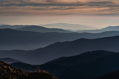 Tarnica, Halicz, Rozsypaniec, Bukowe Berdo, Poonina Wetliska ve Ukrayna Bieszczady 'nin açık mavi gökyüzü altındaki manzaralarının yer aldığı Bieszczady' deki bir yürüyüş döngüsünden sonbahar manzaraları