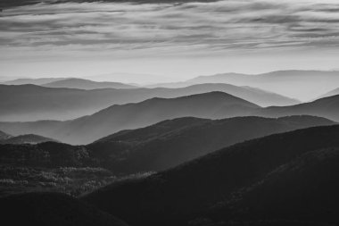 Tarnica, Halicz, Rozsypaniec, Bukowe Berdo, Poonina Wetliska ve Ukrayna Bieszczady 'nin açık mavi gökyüzü altındaki manzaralarının yer aldığı Bieszczady' deki bir yürüyüş döngüsünden sonbahar manzaraları