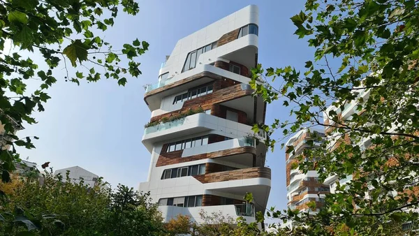 ミラノ イタリア 2022年10月17日 新しい家の美しい景色 太陽電池パネル ファッション業界の都市 シティライフにおける住宅 ビジネスビルの現代建築 — ストック写真