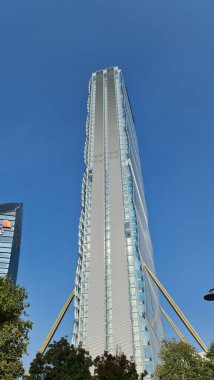 Milan, İtalya-17 Ekim 2022: Yeni konutun güzel manzarası. Güneş panelleri. Moda endüstrisinin şehri. Şehir yaşamındaki konut ve iş binalarının modern mimarisi.