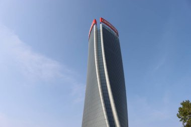 Milan, İtalya-17 Ekim 2022: Yeni konutun güzel manzarası. Güneş panelleri. Moda endüstrisinin şehri. Şehir yaşamındaki konut ve iş binalarının modern mimarisi.