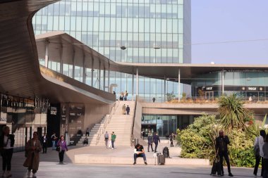 Milan, İtalya-17 Ekim 2022: Yeni konutun güzel manzarası. Güneş panelleri. Moda endüstrisinin şehri. Şehir yaşamındaki konut ve iş binalarının modern mimarisi.