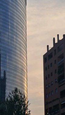 Milan, İtalya-17 Ekim 2022: Yeni konutun güzel manzarası. Güneş panelleri. Moda endüstrisinin şehri. Şehir yaşamındaki konut ve iş binalarının modern mimarisi.