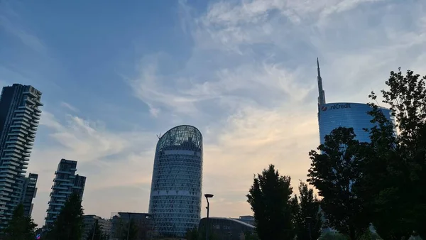 意大利米兰 2022年10月17日 新居美景 太阳能电池板 城市的时尚界 城市生活中住宅和商业建筑的现代建筑 — 图库照片