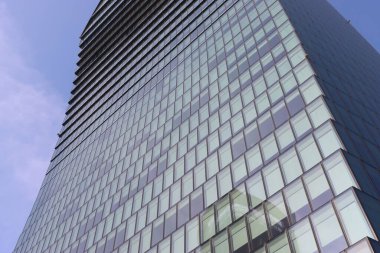 Milan, İtalya-17 Ekim 2022: Yeni konutun güzel manzarası. Güneş panelleri. Moda endüstrisinin şehri. Şehir yaşamındaki konut ve iş binalarının modern mimarisi.