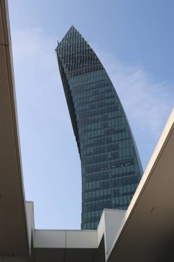 Milan, İtalya-17 Ekim 2022: Yeni konutun güzel manzarası. Güneş panelleri. Moda endüstrisinin şehri. Şehir yaşamındaki konut ve iş binalarının modern mimarisi.