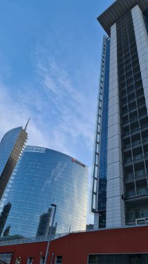 Milan, İtalya-17 Ekim 2022: Yeni konutun güzel manzarası. Güneş panelleri. Moda endüstrisinin şehri. Şehir yaşamındaki konut ve iş binalarının modern mimarisi.