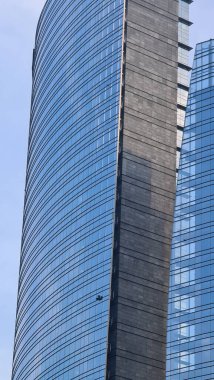 Milan, İtalya-17 Ekim 2022: Yeni konutun güzel manzarası. Güneş panelleri. Moda endüstrisinin şehri. Şehir yaşamındaki konut ve iş binalarının modern mimarisi.