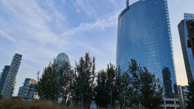 Milan, İtalya-17 Ekim 2022: Yeni konutun güzel manzarası. Güneş panelleri. Moda endüstrisinin şehri. Şehir yaşamındaki konut ve iş binalarının modern mimarisi.