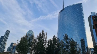 Milan, İtalya-17 Ekim 2022: Yeni konutun güzel manzarası. Güneş panelleri. Moda endüstrisinin şehri. Şehir yaşamındaki konut ve iş binalarının modern mimarisi.