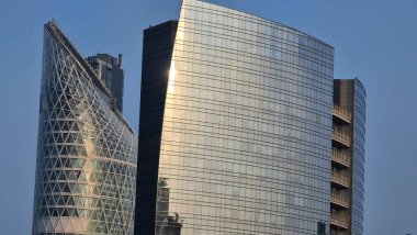 Milan, İtalya-17 Ekim 2022: Yeni konutun güzel manzarası. Güneş panelleri. Moda endüstrisinin şehri. Şehir yaşamındaki konut ve iş binalarının modern mimarisi.