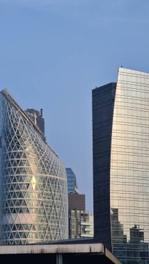 Milan, İtalya-17 Ekim 2022: Yeni konutun güzel manzarası. Güneş panelleri. Moda endüstrisinin şehri. Şehir yaşamındaki konut ve iş binalarının modern mimarisi.