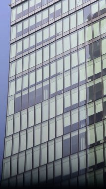 Milan, İtalya-17 Ekim 2022: Yeni konutun güzel manzarası. Güneş panelleri. Moda endüstrisinin şehri. Şehir yaşamındaki konut ve iş binalarının modern mimarisi.