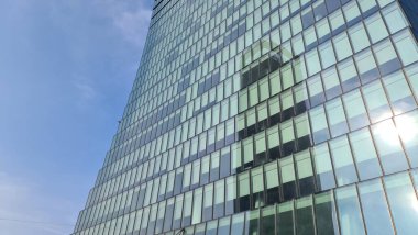 Milan, İtalya-17 Ekim 2022: Yeni konutun güzel manzarası. Güneş panelleri. Moda endüstrisinin şehri. Şehir yaşamındaki konut ve iş binalarının modern mimarisi.