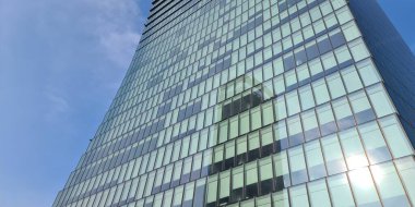 Milan, İtalya-17 Ekim 2022: Yeni konutun güzel manzarası. Güneş panelleri. Moda endüstrisinin şehri. Şehir yaşamındaki konut ve iş binalarının modern mimarisi.