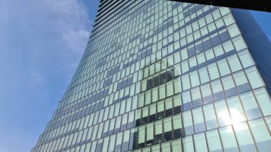 Milan, İtalya-17 Ekim 2022: Yeni konutun güzel manzarası. Güneş panelleri. Moda endüstrisinin şehri. Şehir yaşamındaki konut ve iş binalarının modern mimarisi.