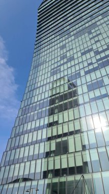 Milan, İtalya-17 Ekim 2022: Yeni konutun güzel manzarası. Güneş panelleri. Moda endüstrisinin şehri. Şehir yaşamındaki konut ve iş binalarının modern mimarisi.