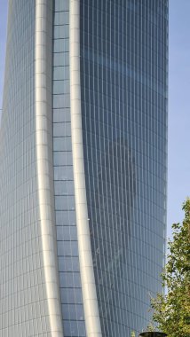 Milan, İtalya-17 Ekim 2022: Yeni konutun güzel manzarası. Güneş panelleri. Moda endüstrisinin şehri. Şehir yaşamındaki konut ve iş binalarının modern mimarisi.