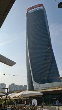 Milan, İtalya-17 Ekim 2022: Yeni konutun güzel manzarası. Güneş panelleri. Moda endüstrisinin şehri. Şehir yaşamındaki konut ve iş binalarının modern mimarisi.