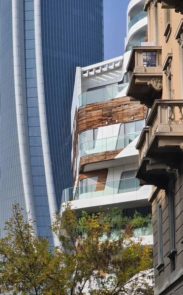 Milan, İtalya-17 Ekim 2022: Yeni konutun güzel manzarası. Güneş panelleri. Moda endüstrisinin şehri. Şehir yaşamındaki konut ve iş binalarının modern mimarisi.
