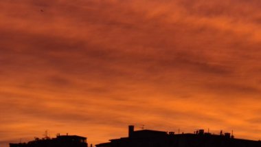 Cenova, İtalya-19 Kasım 2022: Gün batımlı günbatımı yansıması. Geceyarısı görkemli güneş batışıyla gökyüzü. Kırmızı ve turuncu renklerle renkli gün batımı..