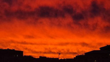 Cenova, İtalya-19 Kasım 2022: Gün batımlı günbatımı yansıması. Geceyarısı görkemli güneş batışıyla gökyüzü. Kırmızı ve turuncu renklerle renkli gün batımı..