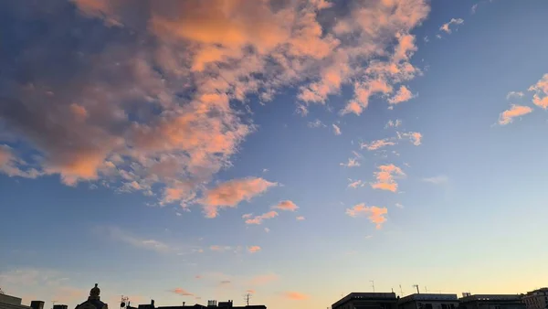 イタリアのジェノヴァ 2023年1月27日 夜明けや日没前に街中にオレンジ色の雲を持つ劇的な空 嵐の前後の天候 — ストック写真