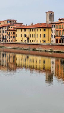 Pisa, İtalya - 25 Şubat 2023: Arno nehri üzerindeki 