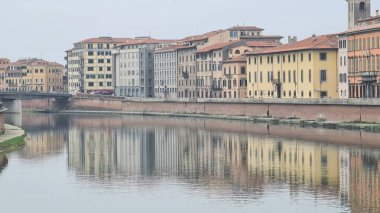 Pisa, İtalya - 25 Şubat 2023: Arno nehri üzerindeki 