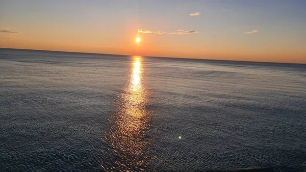 意大利卡莫格利 2023年1月27日 美丽的古城 日落时分 冬季光照 人们在夕阳西下的海滩享受夜晚 — 图库照片