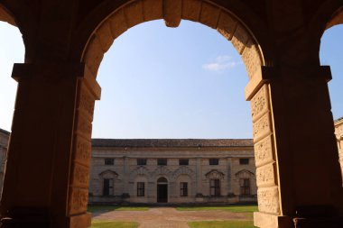 Mantova, İtalya - 04 Mart 2023: Mantova kenti yakınlarındaki Mencio Gölü 'nden güzel manzara. Kışın sakin ve berrak dalgalar.