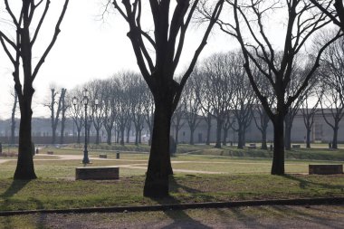 Mantua, İtalya - 04 Mart 2023: Te Sarayı 'nın avlusu ve Mantova' daki bazı eski binaların kış günleri görüntüsü. Şehir merkezindeki Piazza delle Erbe 'nin şehir katedralinin güzel manzarası.