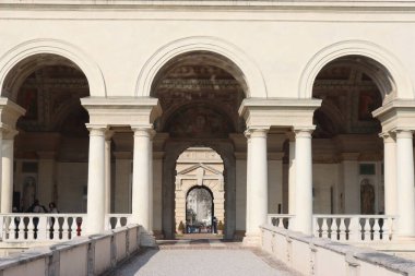 Mantua, İtalya - 04 Mart 2023: Te Sarayı 'nın avlusu ve Mantova' daki bazı eski binaların kış günleri görüntüsü. Şehir merkezindeki Piazza delle Erbe 'nin şehir katedralinin güzel manzarası.