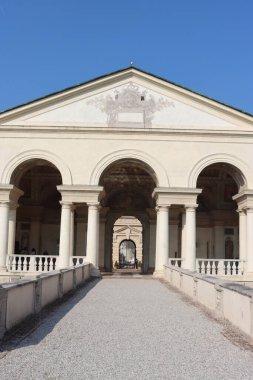 Mantua, İtalya - 04 Mart 2023: Te Sarayı 'nın avlusu ve Mantova' daki bazı eski binaların kış günleri görüntüsü. Şehir merkezindeki Piazza delle Erbe 'nin şehir katedralinin güzel manzarası.