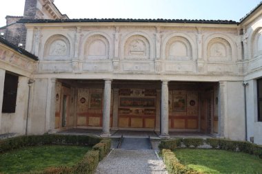 Mantua, İtalya - 04 Mart 2023: Te Sarayı 'nın avlusu ve Mantova' daki bazı eski binaların kış günleri görüntüsü. Şehir merkezindeki Piazza delle Erbe 'nin şehir katedralinin güzel manzarası.