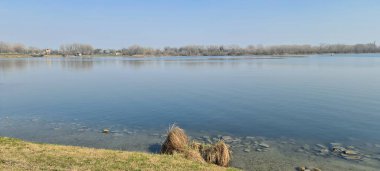 Mantova, İtalya - 04 Mart 2023: Mantova kenti yakınlarındaki Mencio Gölü 'nden güzel manzara. Kışın sakin ve berrak dalgalar.